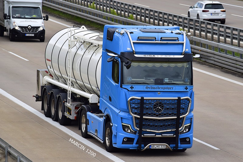 _DSC1585 ACTROS-crop-Mercedes-Benz Actros MP5.JPG