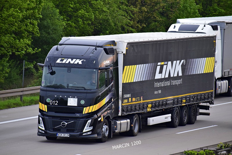 _DSC5294 LINK-crop-VOLVO FH AERO-WIELTON.JPG