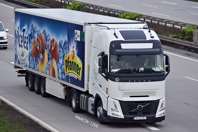 _DSC5240 S.C.TERRAVIA S.R.L.-crop-VOLVO FH AERO.JPG