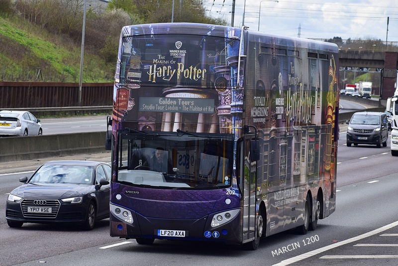 _DSC0728-crop-VOLVO-Harry Potter -GOLDEN TOURS-WARNER BROS.JPG