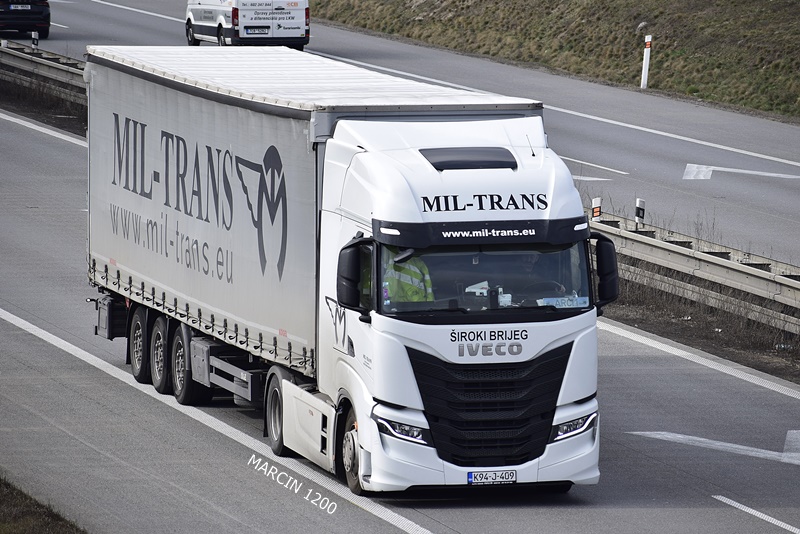 _DSC2768 MIL-TRANS-crop-IVECO S-WAY.JPG