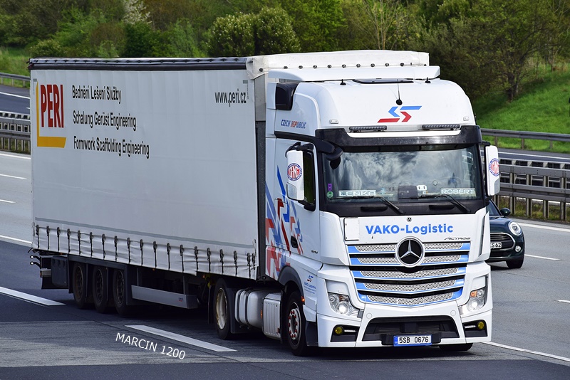 _DSC2117 VAKO-LOGISTIC-crop-ACTROS MPIV.JPG