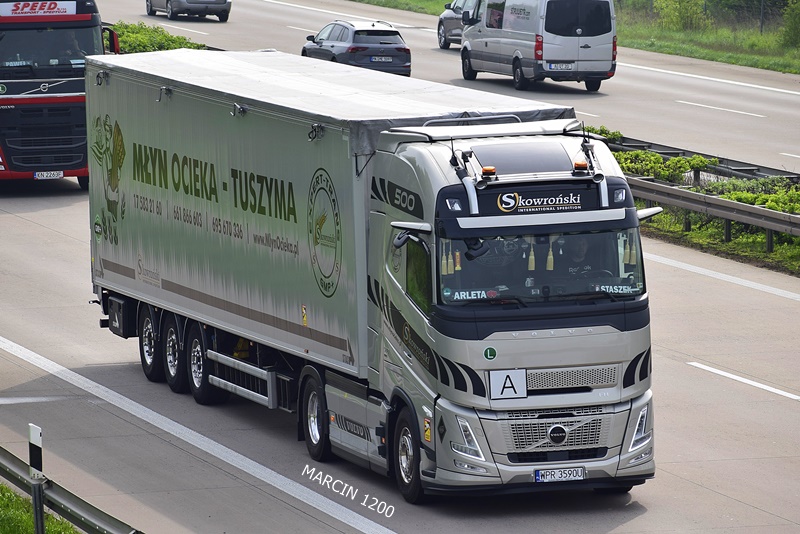 _DSC4393 SKOWROŃSKI-MŁYN OCIEKA-crop-VOLVO FH AERO.JPG