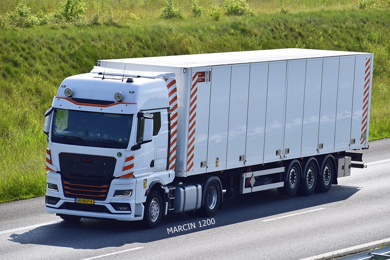 _DSC6233 ANTONISEN-crop-MAN TGX II.JPG