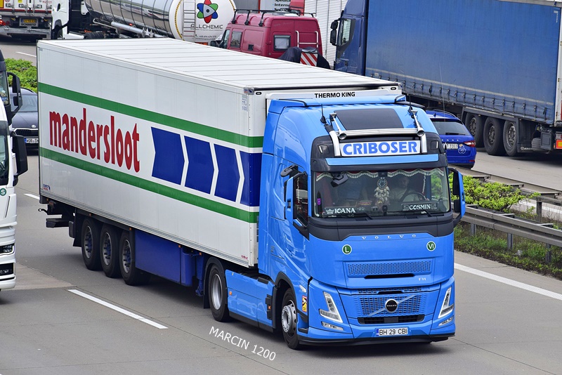 _DSC4150 CRIBOSER-crop-VOLVO FH AERO.JPG