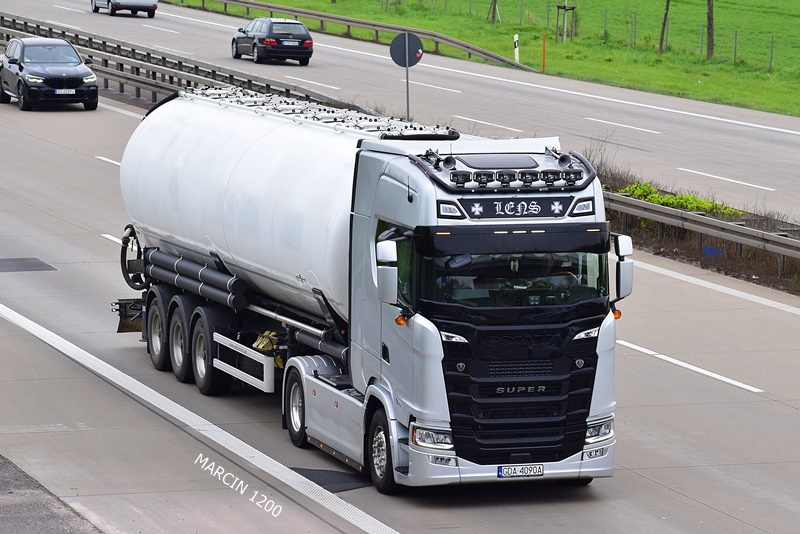 _DSC5545 LENS-crop-SCANIA S.JPG