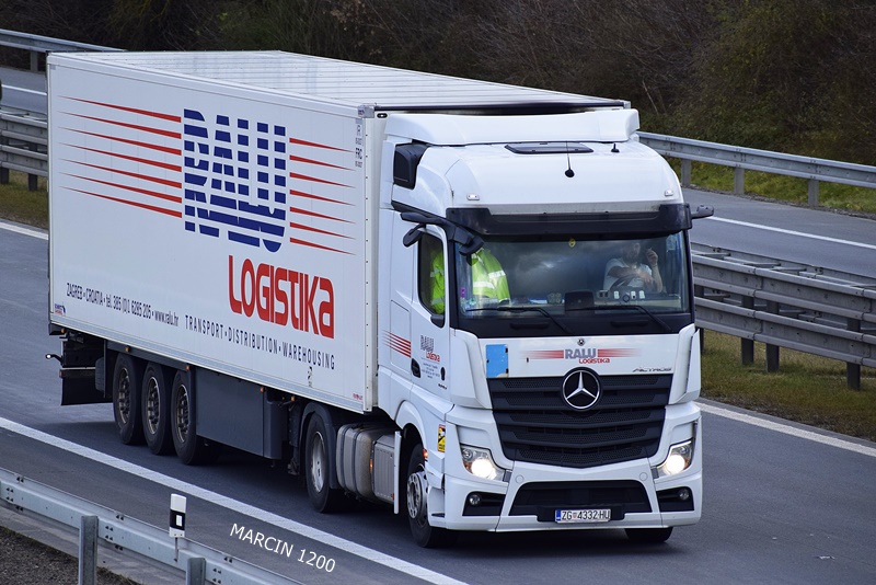 _DSC0681 RALU LOGISTIKA-crop-ACTROS MPV.JPG