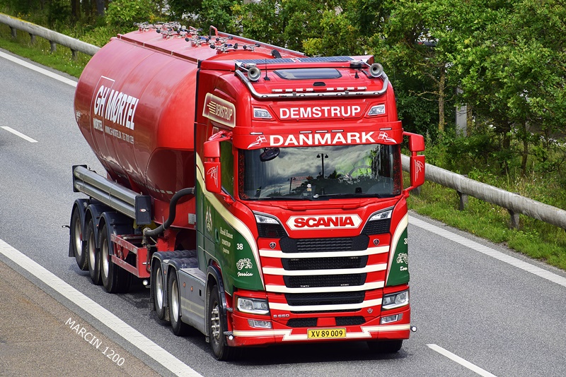 _DSC4418 DEMSTRUP-crop-SCANIA S660 V8.JPG