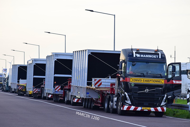 _DSC5156 MAMMOET-crop-VOLVO FHV.JPG