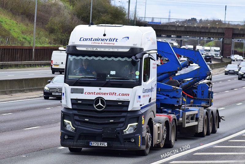 _DSC0542-crop-Containerlift-ACTROS MPV.JPG