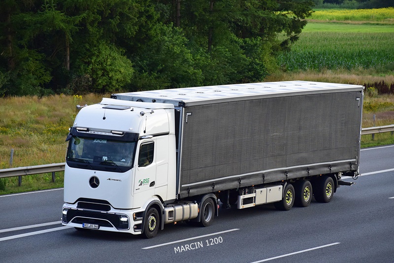 _DSC8281 BSG-ActrosL ProCabin crop.JPG