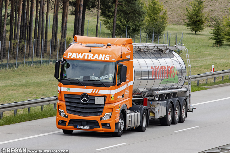 Mercedes-Benz Actros L - Pawtrans pomarańczowy.jpg