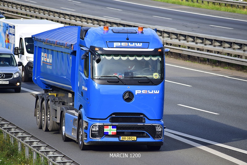 _DSC8418 POUW Pro-crop-ActrosL ProCabin.JPG