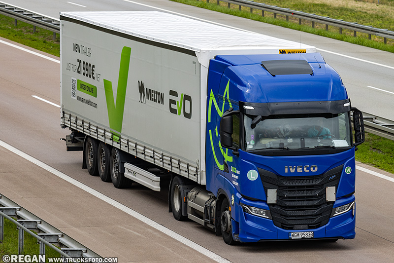 Iveco S-Way LNG - Elmex Wielton Evo.jpg