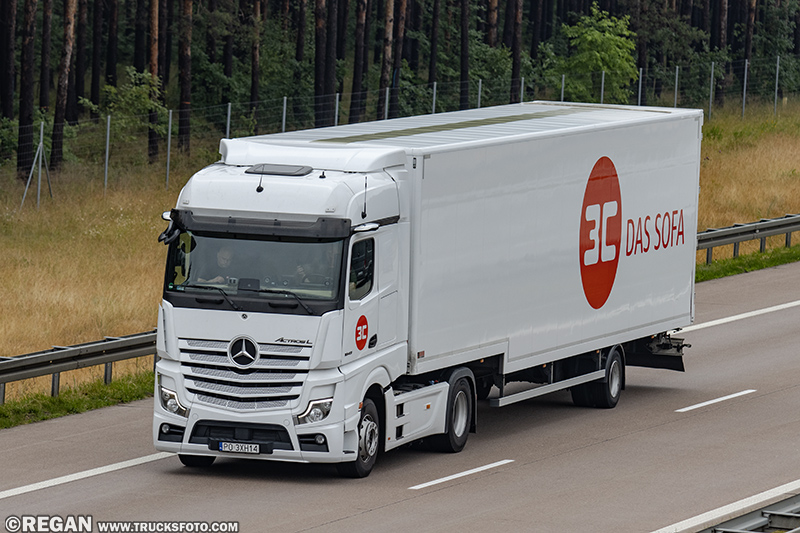 Mercedes-Benz Actros L - 3C Sofa.jpg