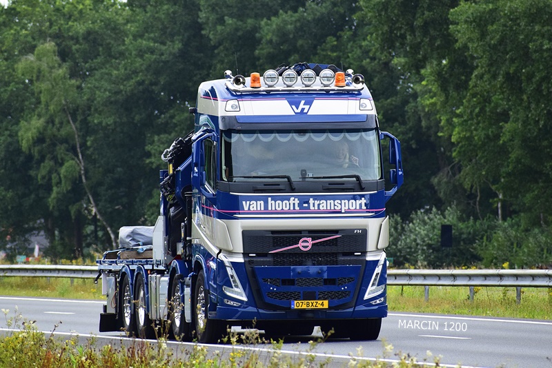 _DSC0843 VAN HOOFT-TRANSPORT-crop-VOLVO FHV.JPG