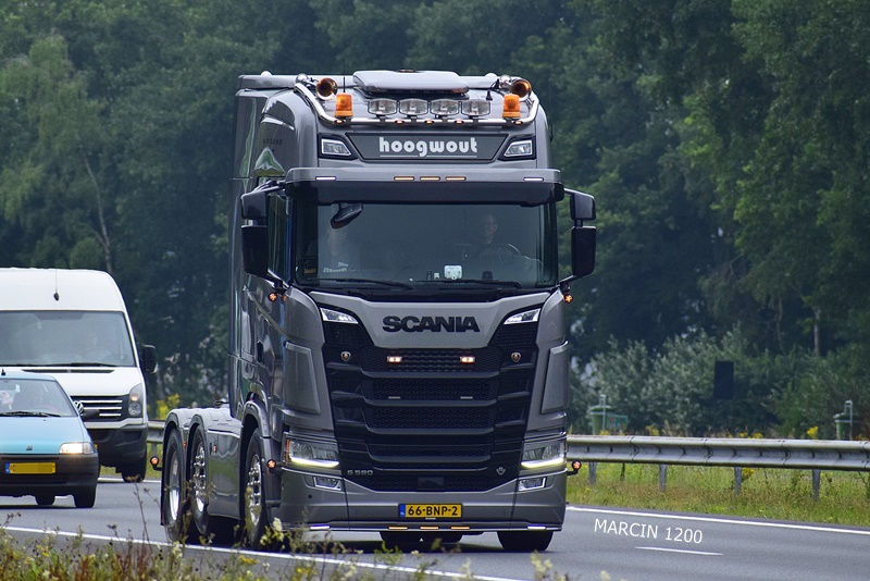 _DSC9736 HOOGWOUT-crop-SCANIA S580 V8.JPG