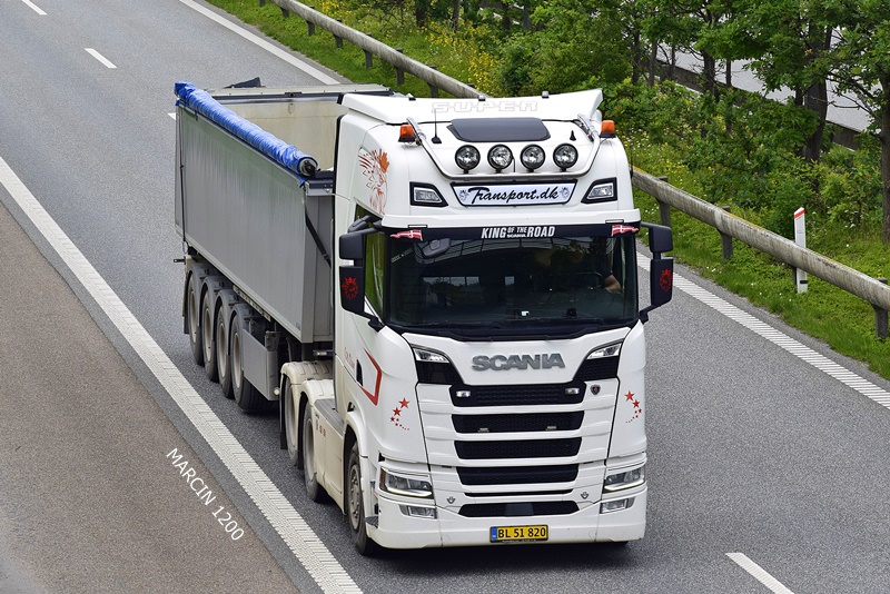 _DSC4740 TRANSPORT.DK-crop-J. M. Olsen ApS-SCANIA S V8.JPG