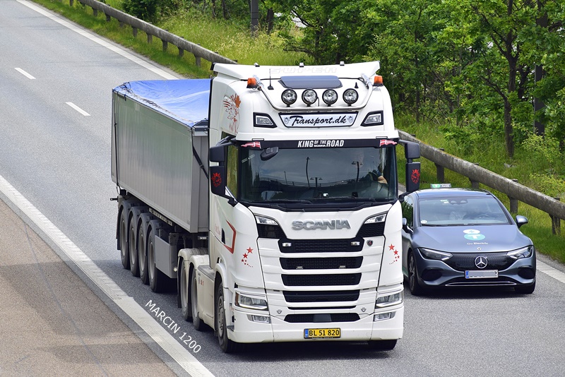_DSC4768 TRANSPORT.DK-crop-J. M. Olsen ApS-SCANIA S V8.JPG