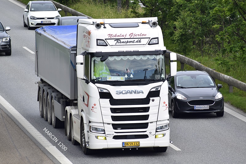 _DSC4912 NIKOLAJ GJERLOU TRANSPORT.DK-crop-J. M. Olsen ApS-SCANIA S590 V8.JPG