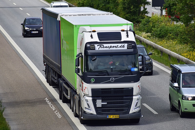 _DSC4594 TRANSPORT.DK-crop-J. M. Olsen ApS-VOLVO FH5 25,25m.JPG