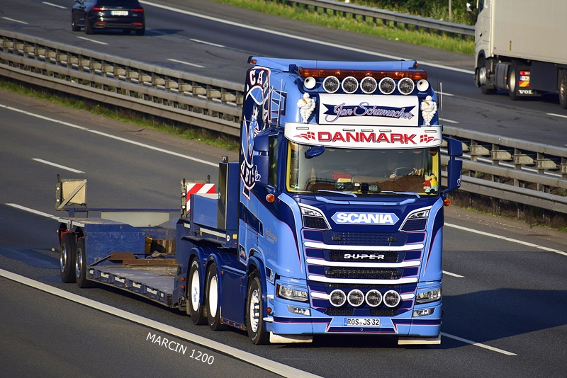 _DSC8317 JAN SCHUMACHER-crop-SCANIA S V8.JPG
