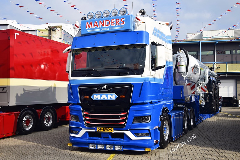 _DSC1358 MANDERS-crop-MAN TGX II.JPG