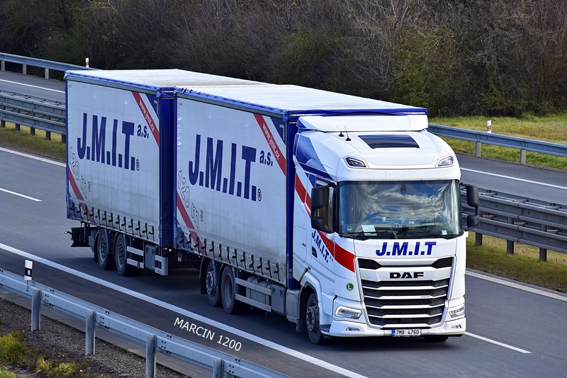 _DSC0305 J.M.I.T.-crop-DAF XG.JPG