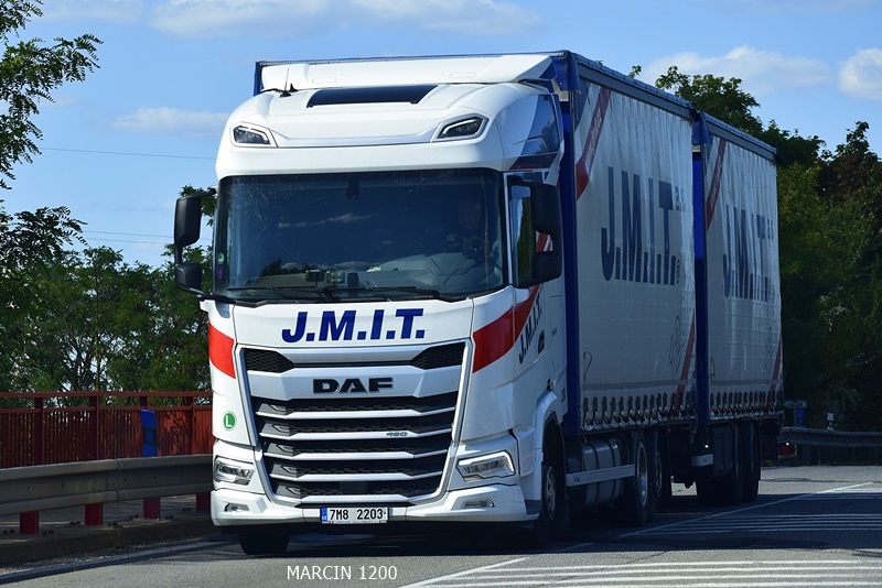 _DSC1817 J.M.I.T.-crop-DAF XG.JPG