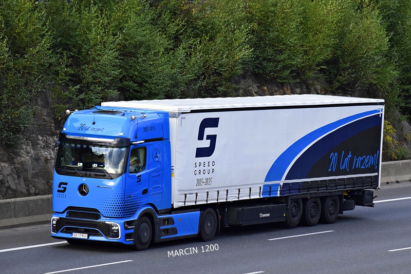 _DSC2003 SPEED GROUP-crop-ActrosL ProCabin.JPG