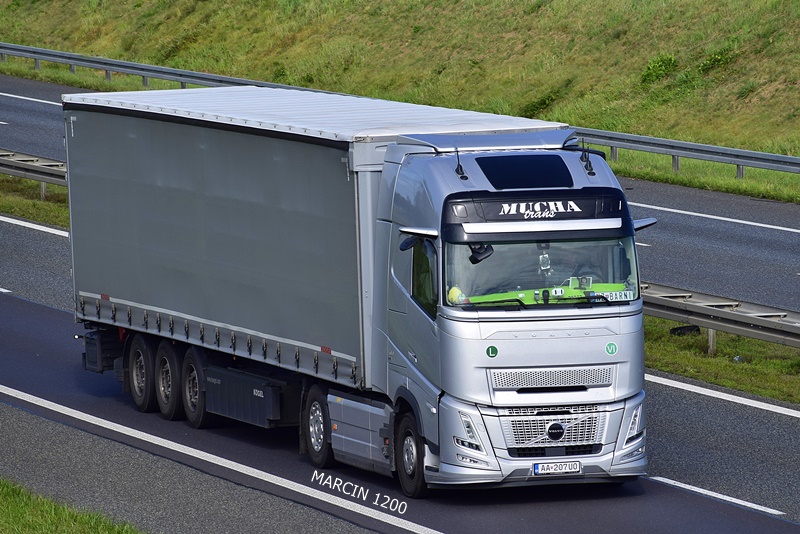 _DSC2228-crop-MUCHA TRANS-VOLVO FH AERO.JPG