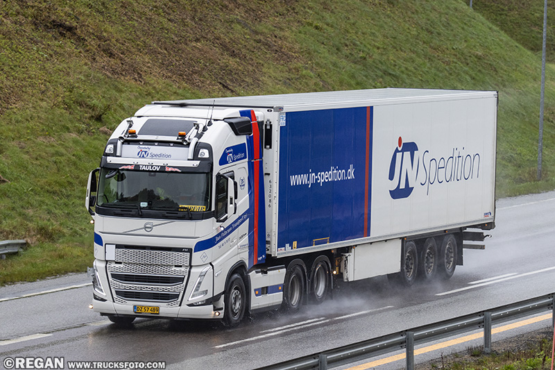 Volvo FH5 - JN Jan Petersen.jpg