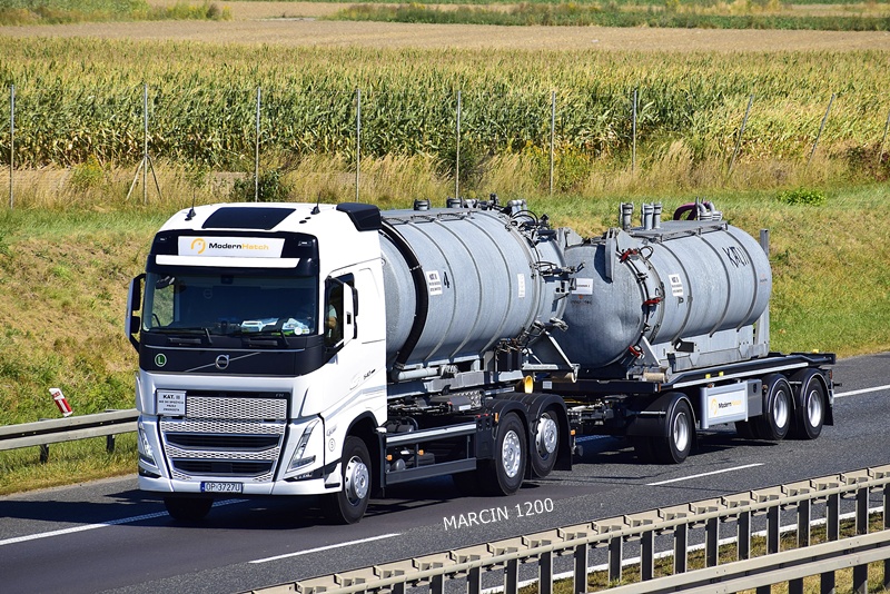 MODERN HATCH-crop-VOLVO FH5.JPG