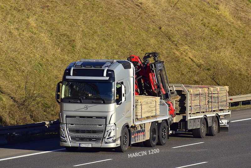 _DSC8827 FALKON DROGI TYMCZASOWE-crop-Falkon International-VOLVO FH5.JPG