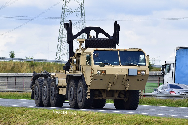 WOJSKO ZAGRANICA (10)-crop-Oshkosh M1074A1 PLS 10x10.JPG