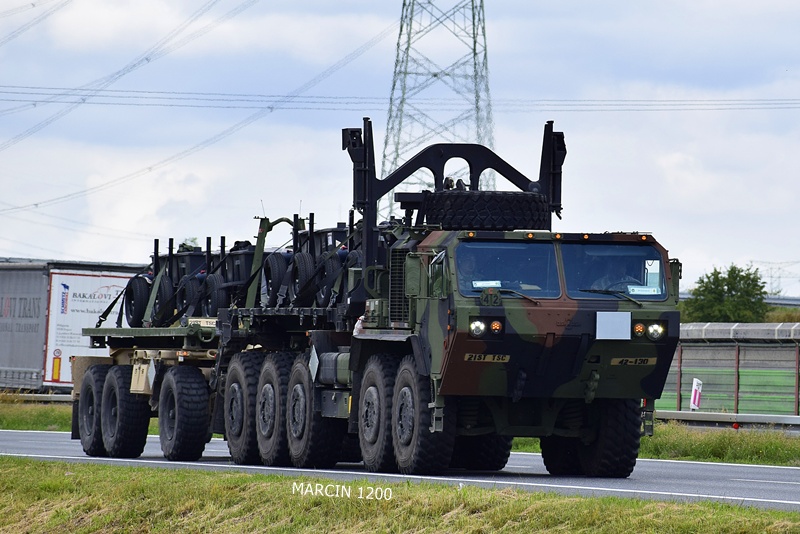 WOJSKO ZAGRANICA (12)-crop-Oshkosh M1074A1 PLS 10x10.JPG