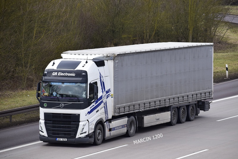 _DSC1313 GR ELECTRONIC-crop-VOLVO FH5.JPG
