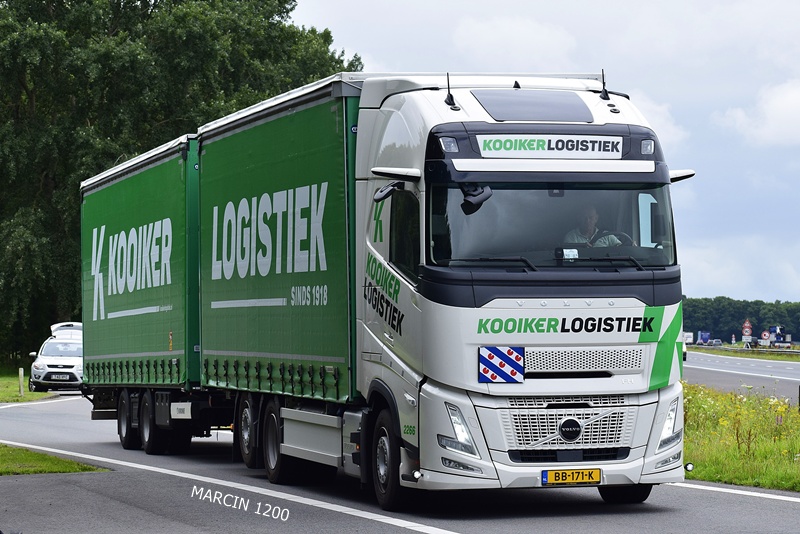 _DSC0480 KOOIKER LOGISTIEK-crop-VOLVO FH AERO.JPG