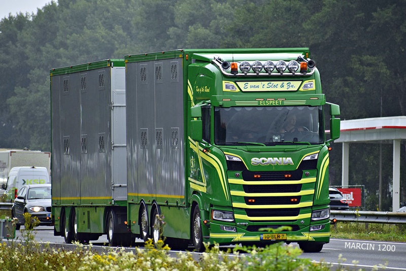 _DSC0518 E van't SLOT&Zn.-crop-SCANIA S580 V8.JPG