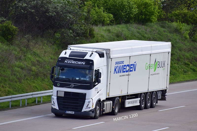 _DSC2643 KWIECIEŃ-crop-VOLVO FH5.JPG