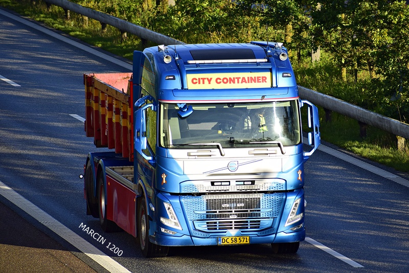 _DSC4214 CITY CONTAINER-crop-VOLVO FM5.JPG