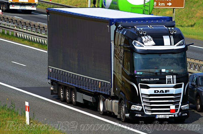 DSC_8470 LUMA-TRANS.JPG