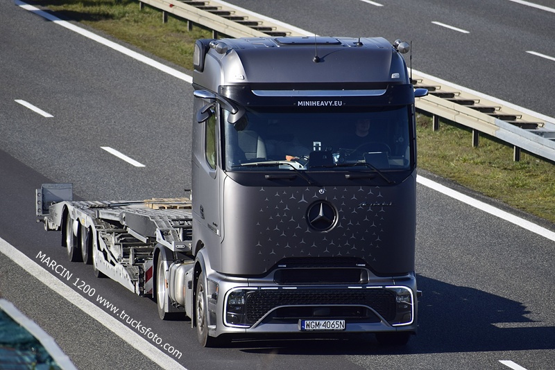 _DSC4107 MINI HEAVY-crop-ActrosL ProCabin.JPG