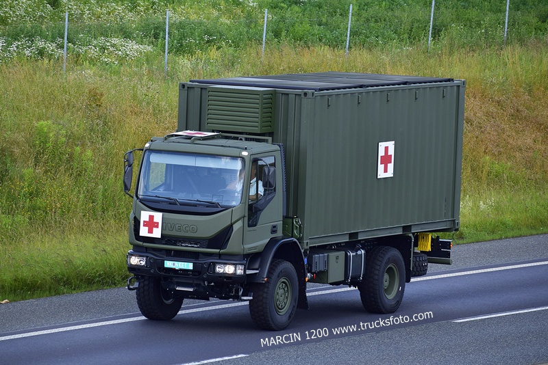 WOJSKO ZAGRANICA (6)-crop-IVECO EUROCARGO 150-240.JPG