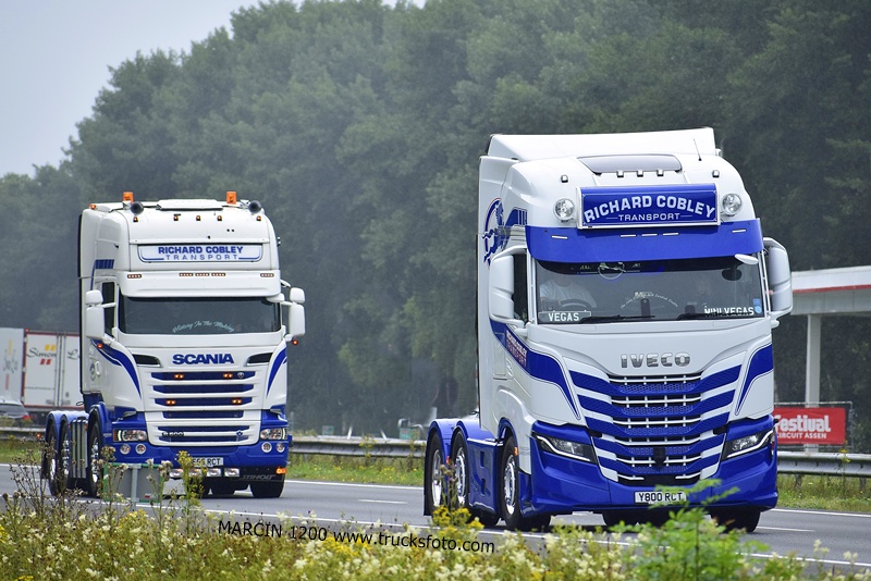 _DSC0558 RICHARD COBLEY-crop-SCANIA V8 - IVECO S-WAY.JPG