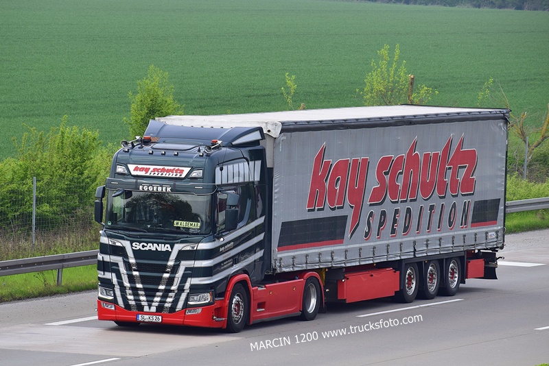 _DSC4475 KAY SCHULTZ-crop-SCANIA R NG.JPG
