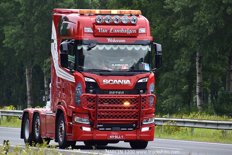 _DSC0697 VAN LAMBALGEN-crop-SCANIA S 520 V8.JPG