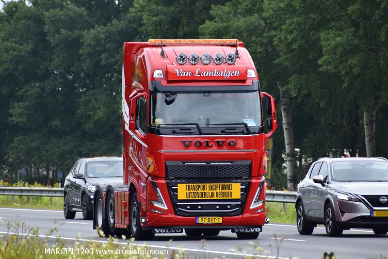 _DSC0698 VAN LAMBALGEN-crop-VOLVO FH5.JPG