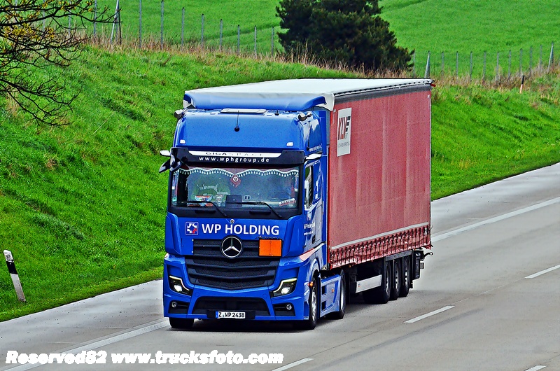 DSC_8570 WP HOLDING.JPG