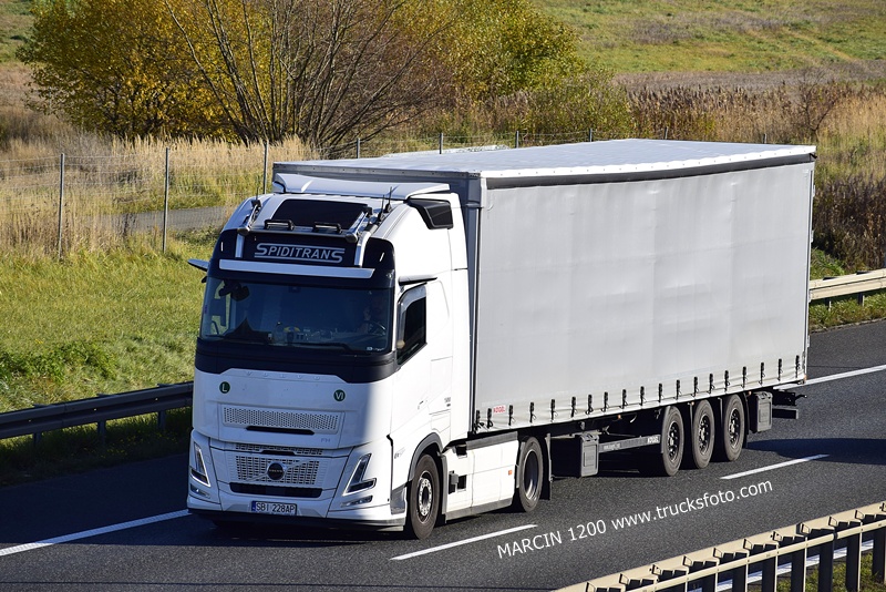 _DSC4006 SPIDITRANS-crop-VOLVO FH AERO.JPG